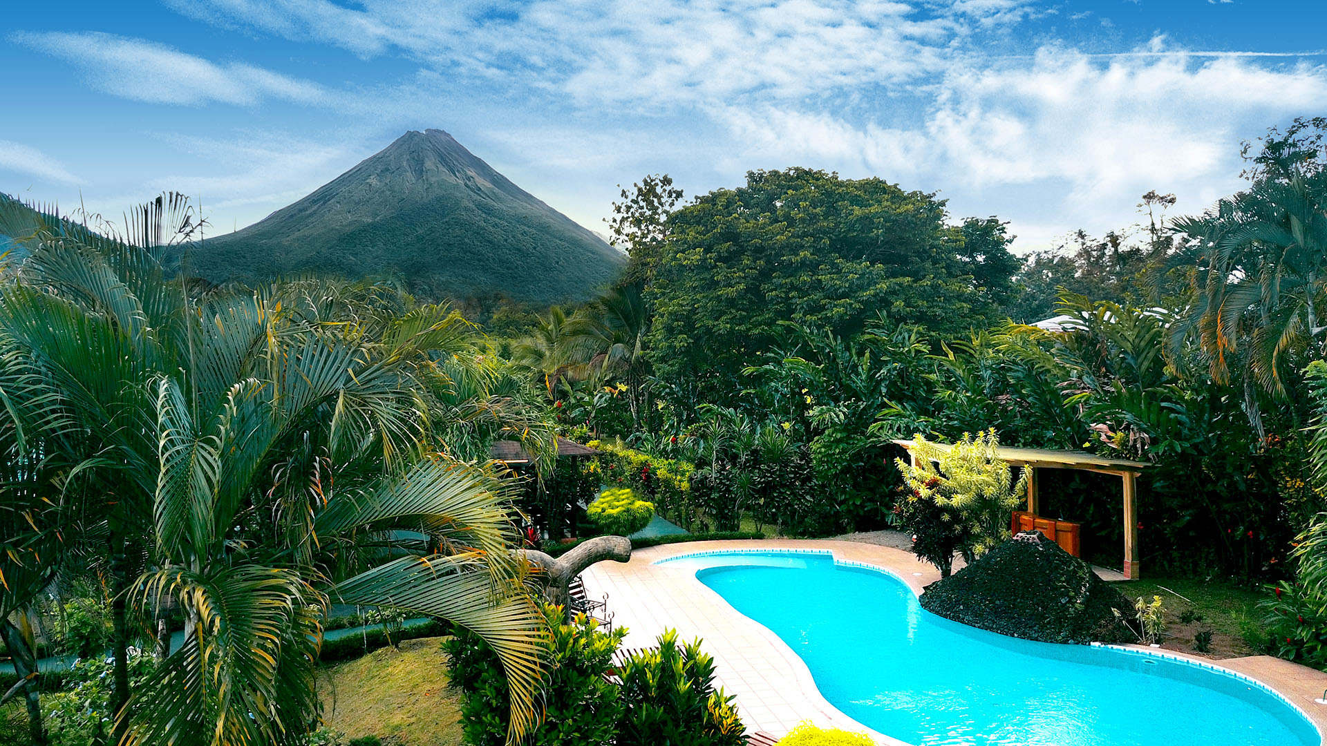 Blick des Arenal Montechiari Hotels auf Swimmingpool und Vulkan Arenal