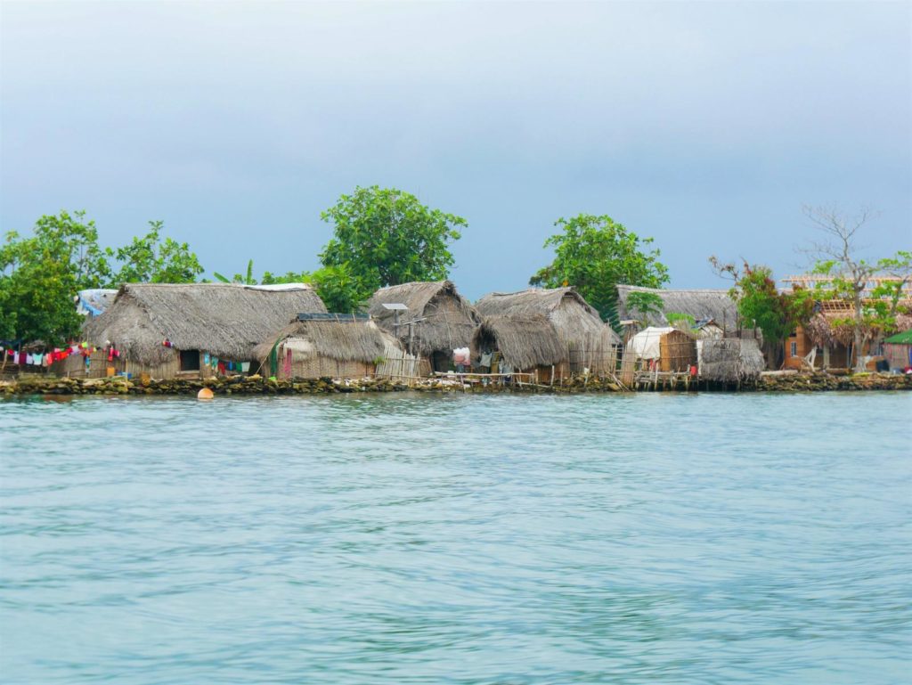 Blick vom Meer auf Kuna Dort in Panama Guna Yala San Blas