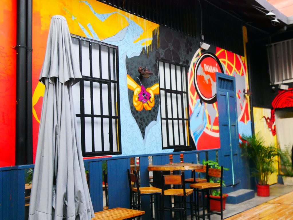 Bar Santa Ana Panama City mit bunten Graffitis