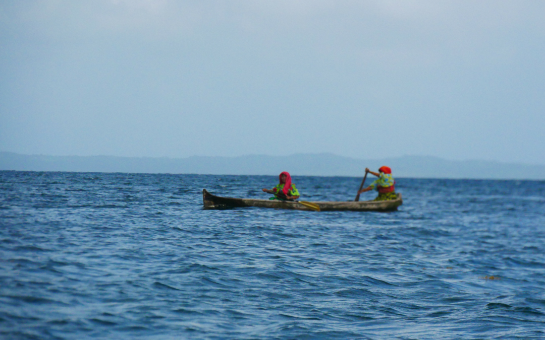 San Blas Tour Kuna Frauen im Kanu