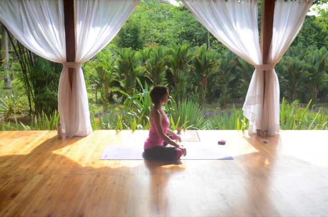 Frau macht Yoga_Macaw_Lodge_Costa Rica_Reise