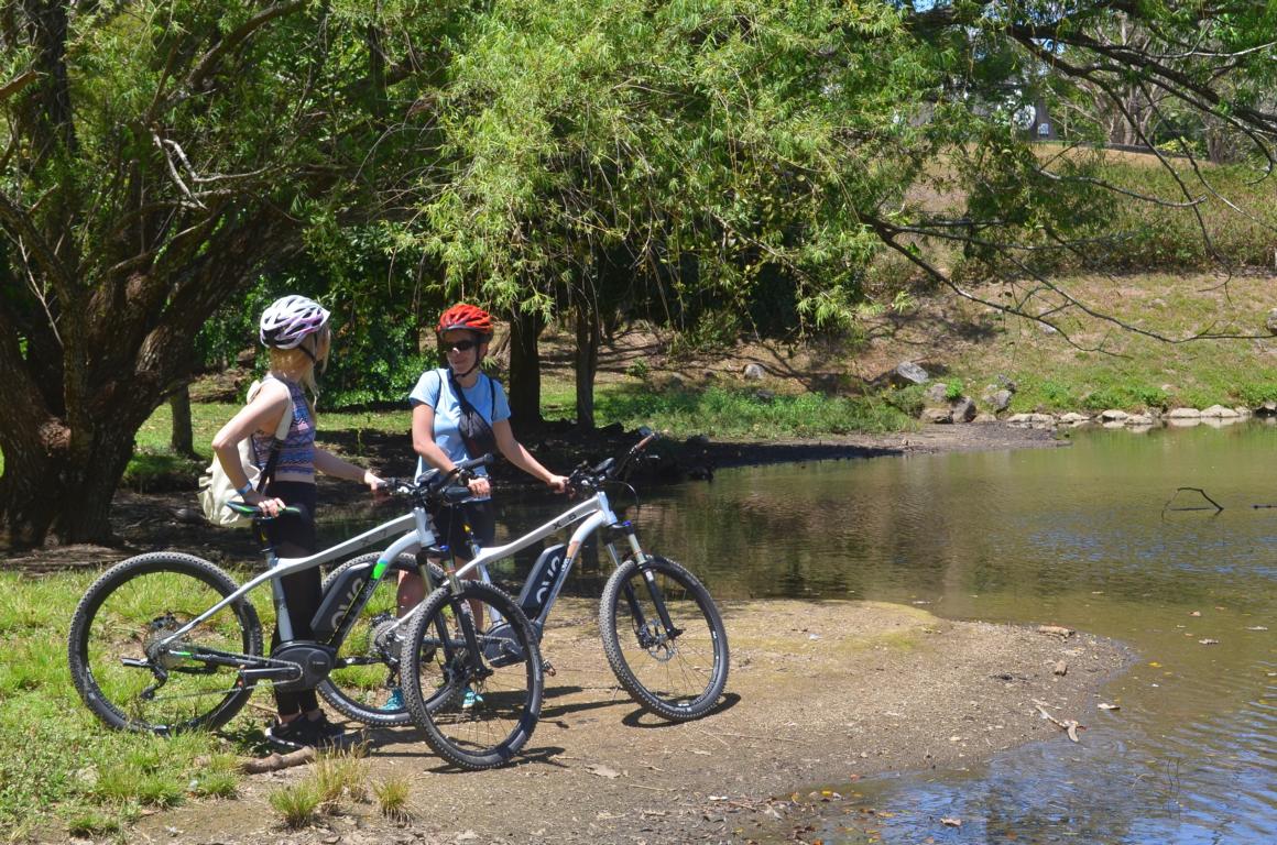 Frauen mit Fahrrädern Costa Rica EBike Reise