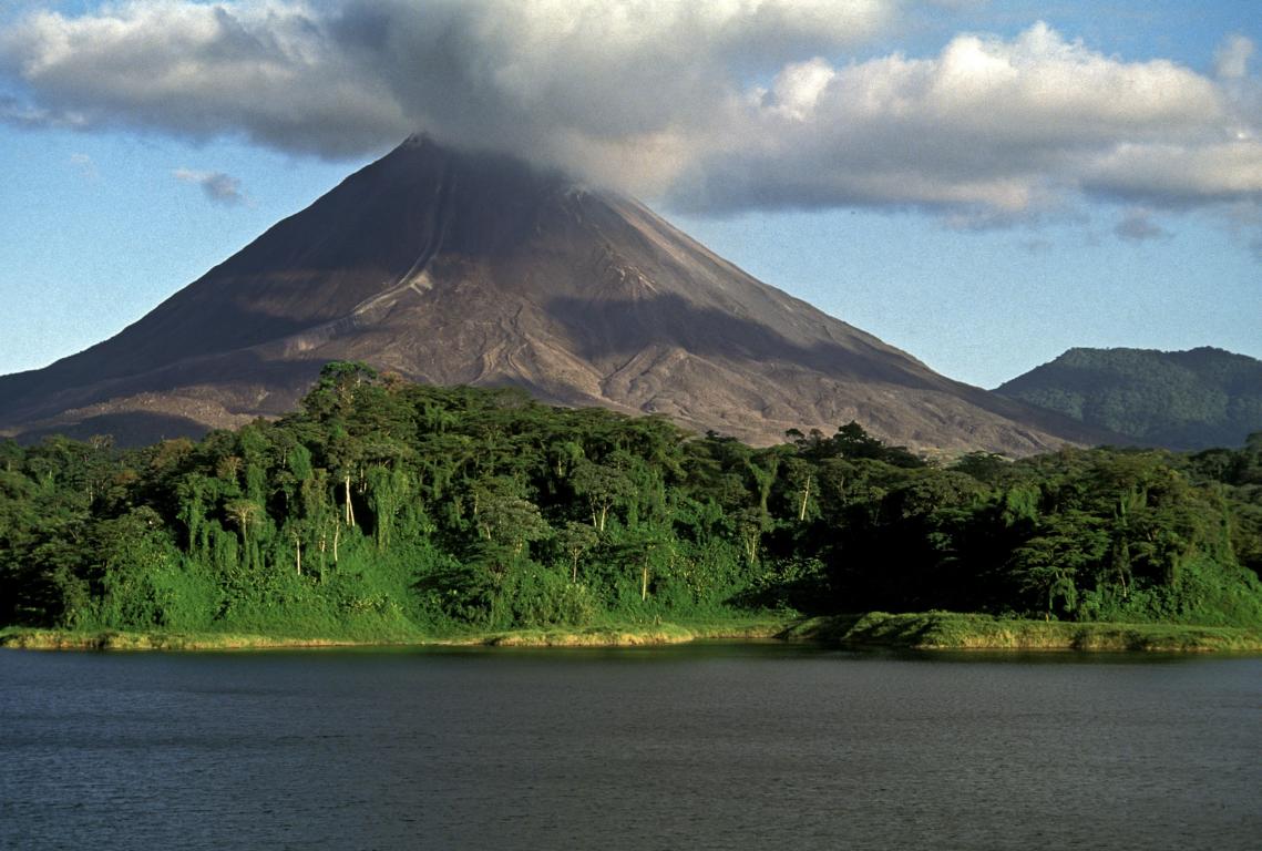 Vulkan Arenal mit Rauchwolke Costa Rica