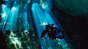 Taucher in Unterwasserhöhle Cenote Mexiko