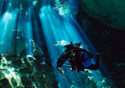 Taucher in Unterwasserhöhle Cenote Mexiko